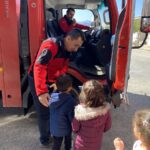 osmancikta-anaokulu-ogrencileri-itfaiye-mudurlugu-ziyaretinde-meslegi-deneyimledi-zTjO59lj